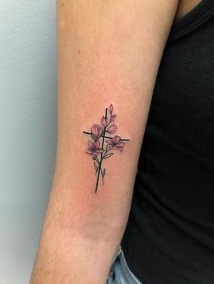 Tattoo minimalista Cruz com flores