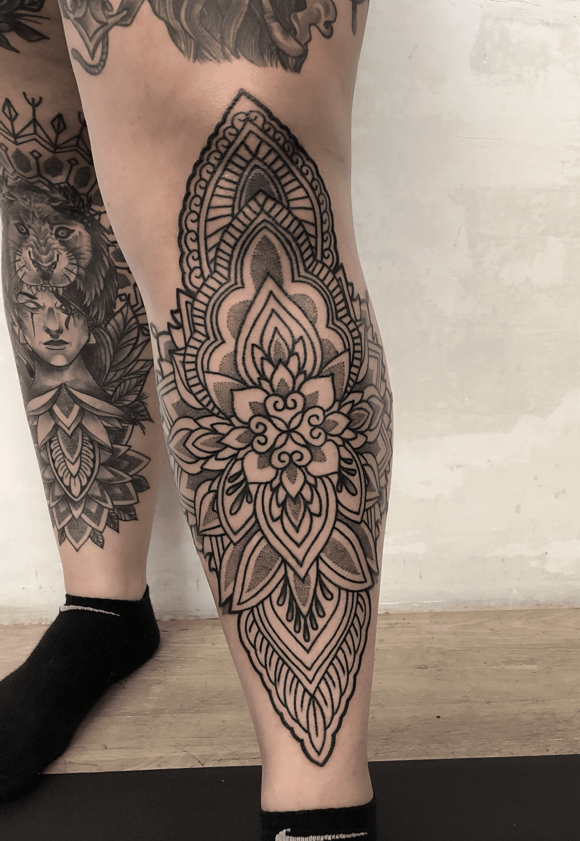 Ornamental 🌱 Lower leg sleeve with some mandalas and pattern ! (Animal  portrait not done by me) Swipe to see the entire calf ➡️�