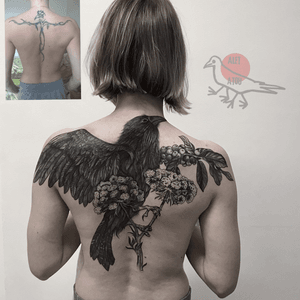 Cover up, raven tattoo.    @aletatou #coverup #backpiece #raventattoo #flowertattoo # ink #btattooing