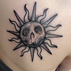 Black and grey sun and skull 