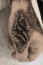 Lettering “S” on the hand. #tattoo #tattooideas #tattoodesign #tattooing #tattooart #skinart #inkedmag #tattoomagazine #la #california #tattooworld #lettering #chicano #berlin #berlintattoo #newtattoo #dailywork #charlottenburg #kreuzburg #타투 #블랙엔그레이 #베를린타투 