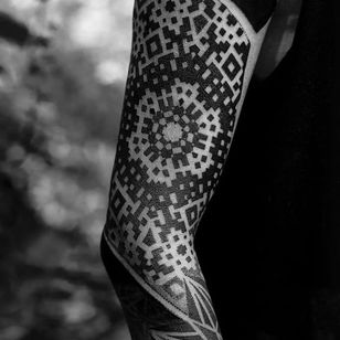 Tatuaje de manga por Dillon Forte #DillonForte #sleeve tattoos #bones sleeves # arm sleeves # sleeves # full sleeve # half sleeve #tattooidea #blackwork #dotwork #mandala # pattern