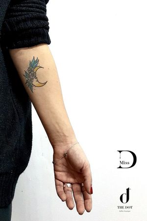 Little crescent moon tattoo 🌛🌛🌺🌛🌛 #neotrad #neotraditional #neotraditionaltattoo #moon #moontattoo #crescentmoon #tattoo #missD #missDtattoos 