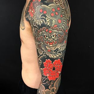 Tatuaje de manga de Kiku #Kiku #sleeve tattoos #bones #arm sleeves #sleeves # full sleeve # half sleeve #tattooidea #japanese #foodog #shishi # peony