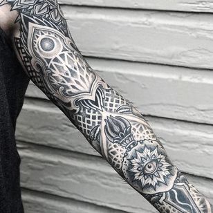 Tatuaje de manga de Aries Rhysing #AriesRhysing #sleeve tattoos #bones #arm sleeves #sleeves # full sleeve # half sleeve #tattooidea #eye #dotwork #Linework #pattern #mandala #fire #sacredgeometry