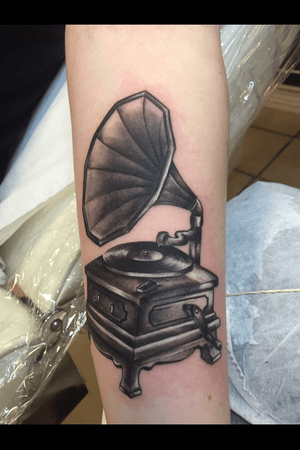 Old gramophone on a music fan and singer