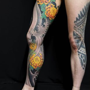 Tatuaje de manga por Ichi Hatano #IchiHatano #sleeve tattoos #sleeves #arm sleeves #sleeves # full sleeve # half sleeve #tattooidea #japanese #irezumi #chrysanthemum #wave #water