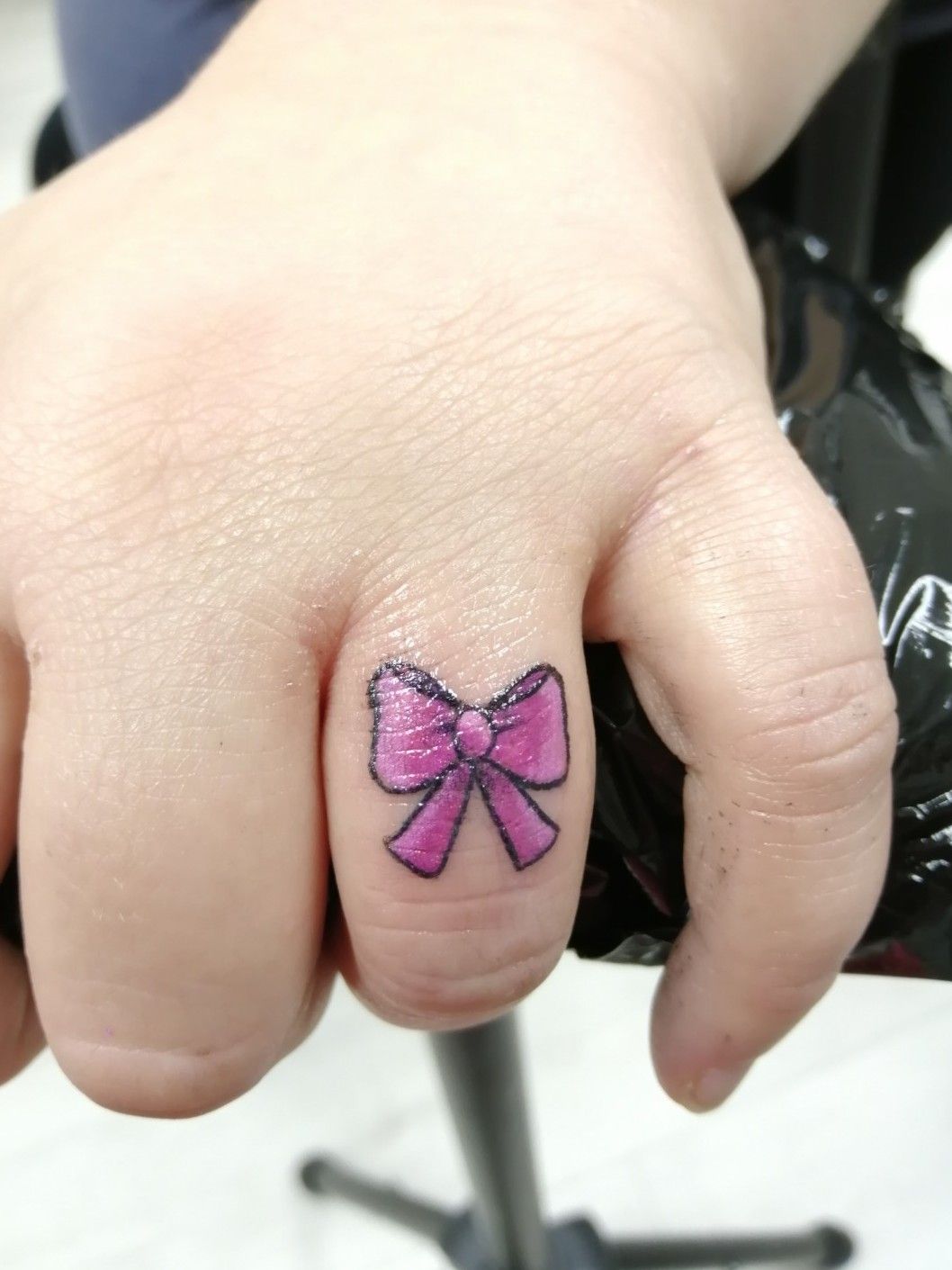 31 Bow Tattoos On Fingers