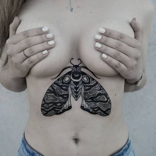 Tatuaje de polilla en el esternón por Gery #Gery #Motorink #MotoinkFinestTattooing #Amsterdam #Amsterdamtattoo #Amsterdamtattoostudio #tattoostudio #tattooartists #tattooidea #besttattoo #cooltattoo #sternum #underboob #moth