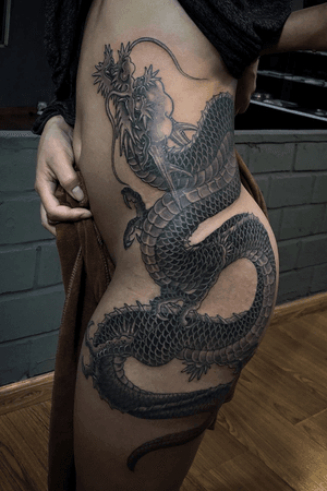 Completed Tattoo Dragon Black & Grey2 Session for Girl ✌🏻...#quangvuart #Goldenlionteam #sutuvangsupply #radiantcolorink #soulofcolor #soulofdarkness #stelcilswalow #unique #sonen#tattoohanoi #hanoitattoo #vtatsstudio #vietnamtattoo #freedesign #tattooshop #tattoowomen #traditionnalart #customertattoo #vietnamtattoo #tattooist #dragontattoo #forwomen #tattooed #thebesttattoovietnam - - - - - - - - - -C O N T A C T U S : 📍 Address: 3th Floor , 12 Cho Gao St, Hoan Kiem Dist, Ha Noi📍 Địa Chỉ: Tầng 3, 12 Chợ Gạo, Hoàn Kiếm , Hà Nội🗓 Booking : 090.381.1866📌 Instagram http://www.instagram.com/quangvu2807/📎 FB : https://www.facebook.com/artist.quangvu📧 Email : Vtats.studio@gmail.com📌https://vtatsstudiotattoopiercing.business.site/ — tại Vtats Studio Tattoo & Piercing.