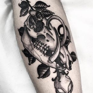 Tatuaje calavera y rosa de Israel #Israel #Motorink #MotoinkFinestTattooing #Amsterdam #Amsterdamtattoo #Amsterdamtattoostudio #tattoostudio #tattooartists #tattooidea #besttattoo #cooltattoo #leg #skull #rose