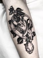 Skull and rose tattoo by Israel #Israel #Motorink #MotoinkFinestTattooing #Amsterdam #Amsterdamtattoo #Amsterdamtattoostudio #tattoostudio #tattooartists #tattooidea #besttattoo #cooltattoo #leg #skull #rose