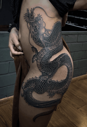 Completed Tattoo Dragon Black & Grey 2 Session for Girl ✌🏻 . . . #quangvuart #Goldenlionteam #sutuvangsupply #radiantcolorink #soulofcolor #soulofdarkness #stelcilswalow #unique #sonen #tattoohanoi #hanoitattoo #vtatsstudio #vietnamtattoo #freedesign #tattooshop #tattoowomen #traditionnalart #customertattoo #vietnamtattoo #tattooist #dragontattoo #forwomen #tattooed #thebesttattoovietnam - - - - - - - - - - C O N T A C T U S : 📍 Address: 3th Floor , 12 Cho Gao St, Hoan Kiem Dist, Ha Noi 📍 Địa Chỉ: Tầng 3, 12 Chợ Gạo, Hoàn Kiếm , Hà Nội 🗓 Booking : 090.381.1866 📌 Instagram http://www.instagram.com/quangvu2807/ 📎 FB : https://www.facebook.com/artist.quangvu 📧 Email : Vtats.studio@gmail.com 📌https://vtatsstudiotattoopiercing.business.site/ — tại Vtats Studio Tattoo & Piercing.