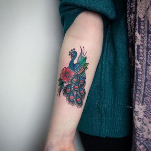 Tatuaje de pavo real por Sanne #Sanne #Motorink #MotoinkFinestTattooing #Amsterdam #Amsterdamtattoo #Amsterdamtattoostudio #tattoostudio #tattooartists #tattooidea #besttattoo #cooltattoo #peacock #arm