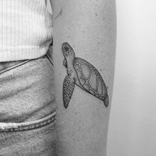 Turtle tattoo by Bojana #Bojana #Motorink #MotoinkFinestTattooing #Amsterdam #Amsterdamtattoo #Amsterdamtattoostudio #tattoostudio #tattooartists #tattooidea #besttattoo #cooltattoo #turtle #arm