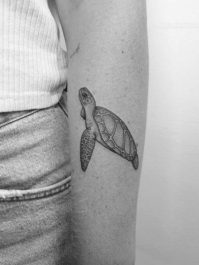 Turtle tattoo by Bojana #Bojana #Motorink #MotoinkFinestTattooing #Amsterdam #Amsterdamtattoo #Amsterdamtattoostudio #tattoostudio #tattooartists #tattooidea #besttattoo #cooltattoo #turtle #arm