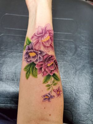 A little floral work to add to my sleeve. Done by Eric at BunWalla in Phoenix, Arizona. 