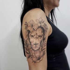 Leão da nossa amiga Valéria! Muito agradecido Valéria, pela confiança do meu trabalho! 🦁Faça já seu orçamento! (62) 9 9326.8279#tattoo #ink #blackwork #tattoolife #Tatuadouro #love #inkedgirls #Tatouage #eletricink #igtattoo #fineline #draw #tattooing #tattoo2me #tattooart #instatattoo #tatuajes #blackink #floral #neotraditional #neotradeu #lion #liontattoo #realism #animal