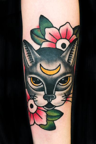 Cat tattoo traditional #cat #traditionalcat #cattattoo #tattoo #traditionaltattoo #rosestattoo #oldschool #available #kittytattoo #flashtattoo