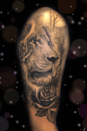 Realistic black and gray lion and roses 