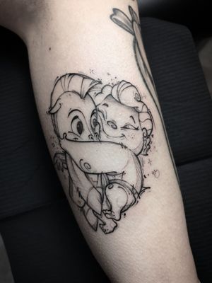 BABY HERCULES & PEGASUS//Pieza de los personajes Baby de la película de @disney"HERCULES".Me encanta realizar piezas de este estilo. •Patrocinador: @vegantattoo .•Interesados para citas DM 📩📞 Telf: 615473363.•#tattoo #tattoosnob #inkeeze #inked #tattooart  #mcap #mcapmonsta #ink #sketch #illustration #artwork #tattoooftheday #tattooworkers #cutetattoo #spaintattoo #tattoodesign #newschooltattoo #tattoolovers  #blackwork #lineart #linetattoo #gods #blackworktattoo #disney #hercules #mitologia #tattoos #design #cartoon 