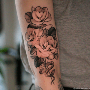 Freehand ADELA flowers @adela_tattooer #adelaflower #flowertattoo #rosetattoo #tattooformen #tattooforgirl #peonytattoo #freehandtattoo