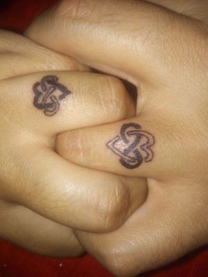 #tattooparents #tattoofingers #tatuajepareja  