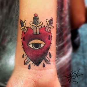 Corazón tradicional Tattoo realizado por Laura Méndez FOLLOW @okamy 
