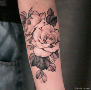 Freehand ADELA flowers @adela_tattooer #adelaflower #flowertattoo #rosetattoo #tattooformen #tattooforgirl #peonytattoo #freehandtattoo