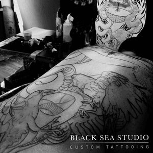 Eerste sessie op Joerie zijn rug!🔥Info/appointments: 📬 info@blackseastudio.nl☎ +31(0)6 34 97 24 98🏠 Voorstraat 18, Woerden, The Netherlands 💻 www.blackseastudio.nl-#blackseastudio #blacksea #zwartezee #woerden #woerdy #vestingstadwoerden #utrecht #amsterdam #rotterdam #thenetherlands #tattoo #tattoos #tattoorealistic #tattooedpeople #tattooed #blackandgreytattoo #ink #inked #tattoosofinstagram #backpiecetattoo #tattoooftheday #tattooartist #tattooarts #quantumtattooink #criticaltattoo #criticaltattoosupply #vladbladirons #tattooland #tattoobon #drawing