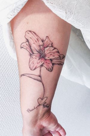 Tattoo floral (lys) sur avant bras 