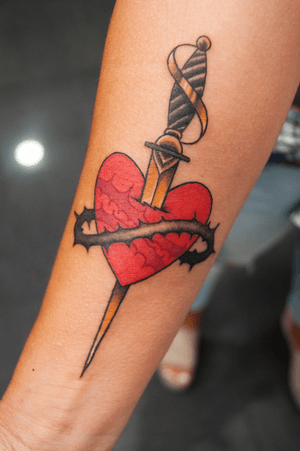 Heart #tattoo #ttt #valencia #valenciatattoo #illustrativetattoo #neotraditional #neotraditionaltattoo #watercolortattoos #colortattoo #color #hearttattoo #heart #sword #swords #dagger #daggertattoo 