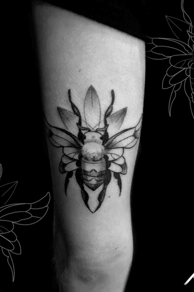 Instagram: @rusty_hst Custom bee design from the other day #bee #blackandgrey #blackwork #floral #insect 