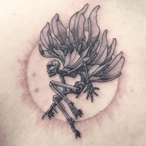 Skeleton with flower petals back in a subtle halo. Fine line shading with quite some details in a small area. It hold quite some meaning for the client, glad I’m able to capture them with the expression of it thru the body language of the skeleton and somehow dramatic expressive petals of the flower.