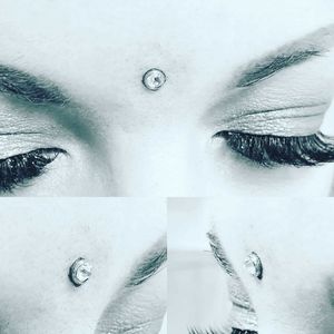 Tercer ojo. Microdermal. #thirdeye #piercing #microdermal #thirdeyepiercing #jewerly #titanium 