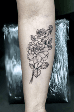 Flowers line work 🎨✍🏻🌷 / / / / / / / / / / ••••••••••••••••••••••••••••••••• #blackandgray #tattooed #inked #artwork #amsterdamtattoo #instart #tattoodesign #blackworktattoo #tats #art #tattoomodel #тату #ink #tattoolife #tats #tatts #tattooideas #geometric #artistoninstagram #tattoo #tattoos #inkedgirls #tattooedgirls #tattoo2me #tattooartist #colortattoo #tattoo2me #thebesttattooartists #tattoodo #lineworktattoo #flowertattoo #peony