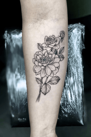 Flowers line work 🎨✍🏻🌷 //////////•••••••••••••••••••••••••••••••••#blackandgray #tattooed #inked  #artwork #amsterdamtattoo #instart #tattoodesign #blackworktattoo #tats #art #tattoomodel #тату #ink #tattoolife #tats #tatts #tattooideas #geometric #artistoninstagram #tattoo #tattoos #inkedgirls #tattooedgirls #tattoo2me #tattooartist #colortattoo #tattoo2me #thebesttattooartists #tattoodo #lineworktattoo #flowertattoo #peony