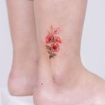 Ankle tattoo by Donghwa Tattoo #DonghwaTattoo #ankletattoo #ankle #leg #smalltattoo #anklet #flowers #floral #color #realism #realistic #small
