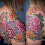 Gorgeous floral shoulder piece I have been working on the last year or so... More pics on my profile. :) More floral tattoos please! Email me at twiggytattooer@gmail.com to book . . . #floral #flowertattoo #flower #Fancy #floraltattoo #flower #iwantotattooflowers #tattoo #tattooartist #coloradoart #coloradotattoo #girlswithtattoos #artist #art #bodyart #chrysanthemum #chrysanthemumtattoo #mumtattoo #flowertattoo #florist #dandelion #lilacs #artist #denver #colorado #coloradoartist #coloradotattooartist #lyonstattoo #bouldercolorado #ladytattooer