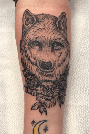 Dot work wolf black n grey tattoo