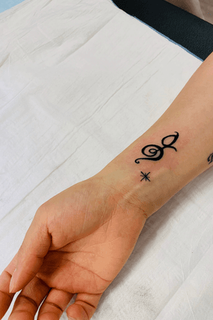 woman wrist music mini tattoo