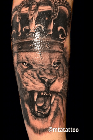 Lion king by mta mtatattoo #mta #mtatattoo #lion #lionking #liontattoo #crowntattoo #blackandgrey #tattoos #love #art #sketch #lionwild