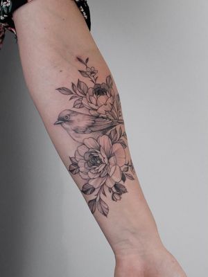 Bird tattoo by Serge Tattooer #SergeTattooer #birdtattoos #birdtattoo #bird #feathers #wings #flying #tattooidea #illustrative #fineline #linework #rose #flower #floral #peony #leaves
