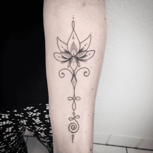 #tattoo #tatouage #lotus #lotustattoo #lotusmandala #lotusmandalatattoo #dot #dotwork #dottattoo #dotworktattoo #stippletattoo #petitspoints #lespetitspointsdefanny #lausanne #lausannetattoo #tattoolausanne 
