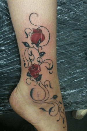 Ornemental tattoo ,the design was my costumer,it got modified a little so it would fit her ankle better 