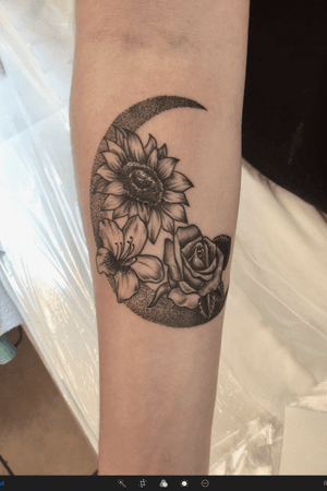Dot work ,this costumer wanted her favorites flowers,rose,azalea,and sunflower,with a moon ,i came up with this drawing for her to fit her forearm