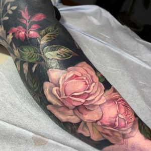 Female Tattooers - Nature tattoo by Esther Garcia #EstherGarcia #FemaleTattooers #ladytattooers #ladytattooartist #femaletattooartist #illustrative #painterly #rose #flower #leg