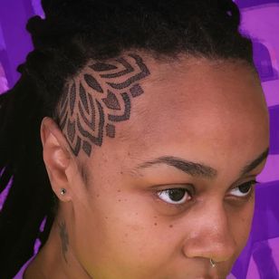 Tatuadores femeninos - Tatuaje patrón por Kandace Layne #KandaceLayne #FemaleTattooers #ladytattooers #ladytattooartist #femaletattooartist #dotwork #mandala #scalp #head