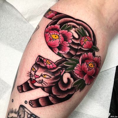 Female Tattooers - Cat tattoo by Iris Lys #IrisLys #FemaleTattooers #ladytattooers #ladytattooartist #femaletattooartist #cattattoo #cat #peony #leg