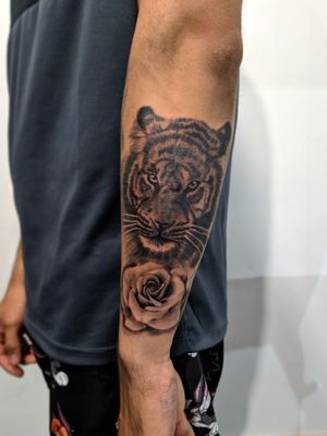 Tigre tattoo rosa tattoo